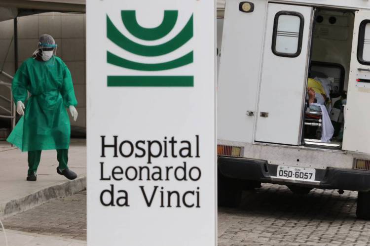 FORTALEZA, CE, BRASIL, 25.04.2020: MovimentaÃ§Ã£o de ambulÃ¢ncias e pacientes chegando ao hospital Leonardo Da Vinci.  (Fotos: Fabio Lima/O POVO)