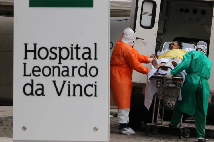 FORTALEZA, CE, BRASIL, 25.04.2020: Movimentação de ambulâncias e pacientes chegando ao Hospital Leonardo da Vinci