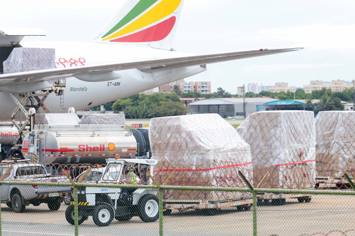 FORTALEZA-CE, BRASIL, 26-04-2020:  Chegada de avi&atilde;o no Aeroporto Pinto Martins com 90 toneladas de insumos para combate ao Coronav&iacute;rus. ( Foto: J&uacute;lio Caesar / O Povo) (Foto: JÚLIO CAESAR)