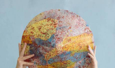 Luminária Corrupio, de Érico Gondim e RatoRói, em editorial com a modelo Nicole Vazquez 