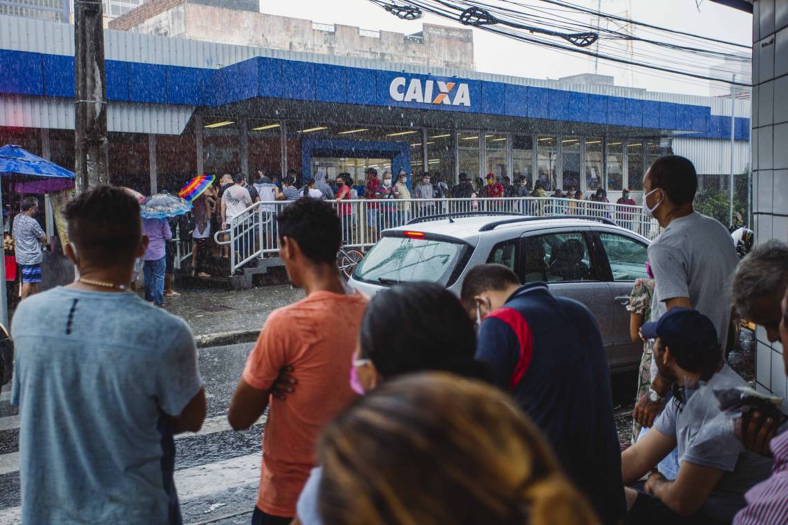 ￼CAIXA Econômica Federal na avenida Duque de Caxias com rua Floriano Peixoto, com aglomeração