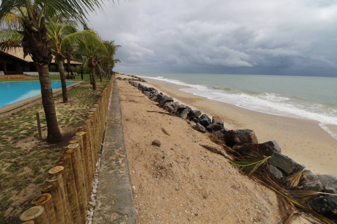 Muro de contenção, concluído em março passado, tem dois metros de altura, e tenta conter o avanço do mar sobre uma casa de veraneio na praia da Tabuba