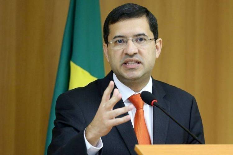 José Levi é graduado pela Universidade Federal do Rio Grande do Sul e tem doutorado em Direito do Estado pela Universidade de São Paulo, instituição onde também é professor