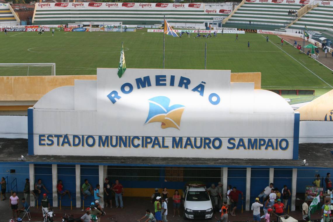 Estádio Romeirão, em Juazeiro do Norte, antes de iniciar a reforma que está em andamento, feita pelo Governo do Estado(Foto: Fco Fontenele / O POVO)