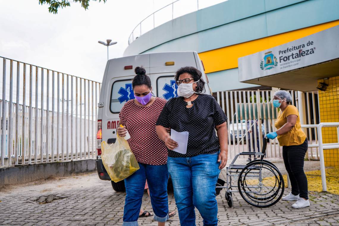 Marta de Morais, 48, recebeu alta hospitalar do hospital de campanha do PV em 1º de maio (Foto: JÚLIO CAESAR)