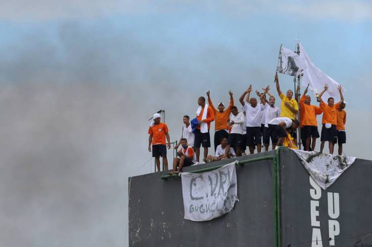 Rebelião começou no café da manhã. Detentos queimaram colchões e fizeram reféns