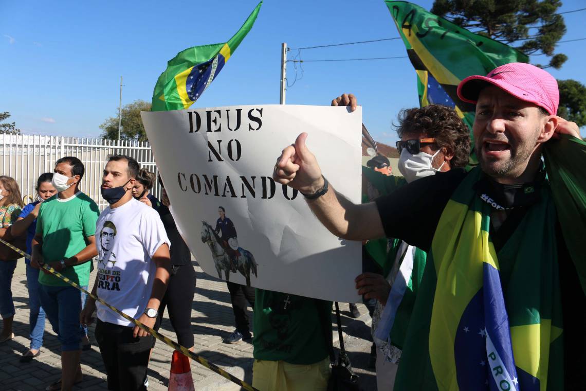 APOIADORES de Moro e defensores de Bolsonaro se concentraram frente à PF  (Foto: EDUARDO MATYSIAK/AE)