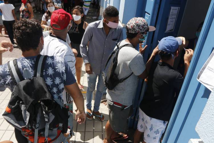 Aglomera&ccedil;&atilde;o de pessoas em frente &agrave; Caixa Econ&ocirc;mica Federal da Pra&ccedil;a do Ferreira, na tentativa de retirada do auxilio emergencial no &uacute;ltimo s&aacute;bado, dia 2