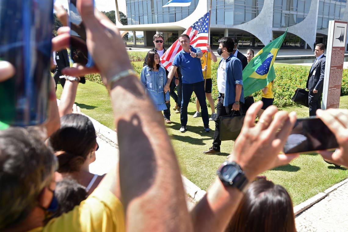 JAIR BOLSONARO acenou para manifestantes durante ato em Brasília (Foto: EVARISTO SA / AFP)