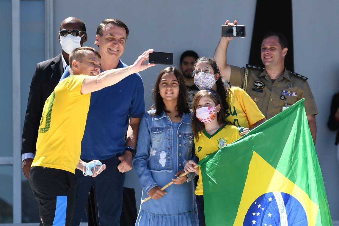 Filha caçula de Bolsonaro vai deixar colégio militar após sofrer