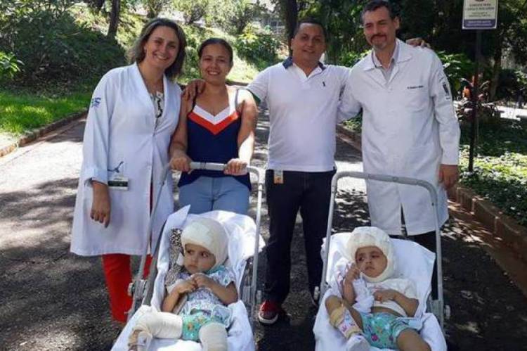 Parte da equipe que atendeu as irmãs siamesas cearenses em São Paulo Parte da equipe que atendeu as irmãs siamesas cearenses em São Paulo