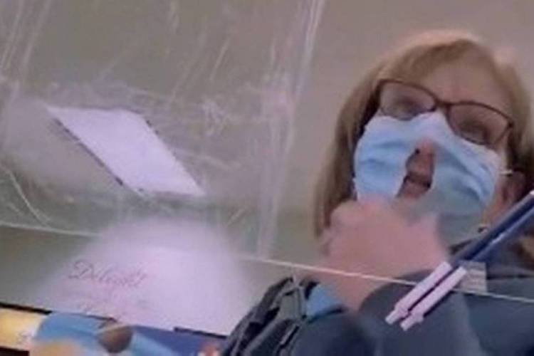 Cliente usa máscara com buraco no meio