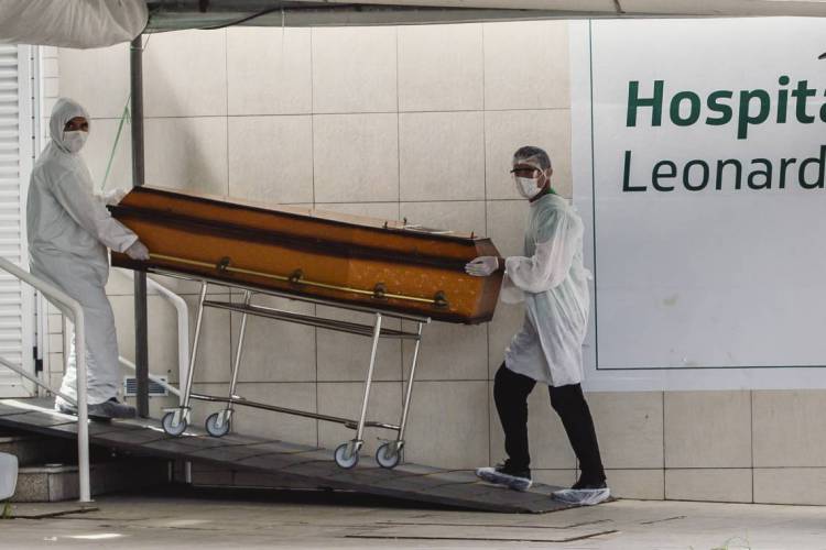 FORTALEZA, CE, BRASIL, 05-05-2020: Caixão saindo do Hospital Leonardo da Vinci. em época de COVID-19. (Foto: Aurelio Alves/O POVO)