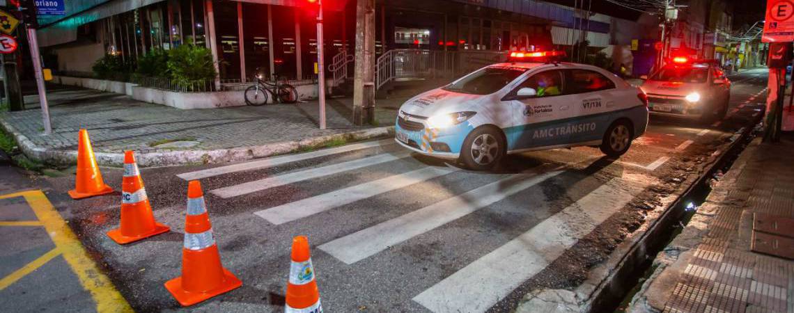 Carros da Autarquia Municipal de Trânsito bloqueavam vias do entorno Carros da Autarquia Municipal de Trânsito bloqueavam vias do entorno