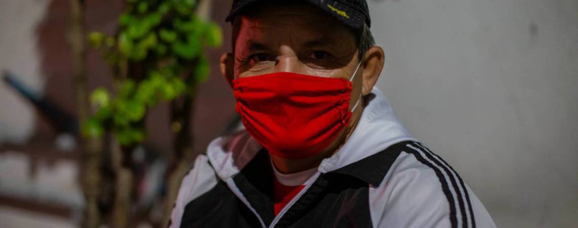 Osmar Araújo também dormiu na fila da agência. Ele trabalhava cuidando de estacionamentos na Capital, mas a pandemia interrompeu os negócios. Osmar Araújo também dormiu na fila da agência. Ele trabalhava cuidando de estacionamentos na Capital, mas a pandemia interrompeu os negócios.