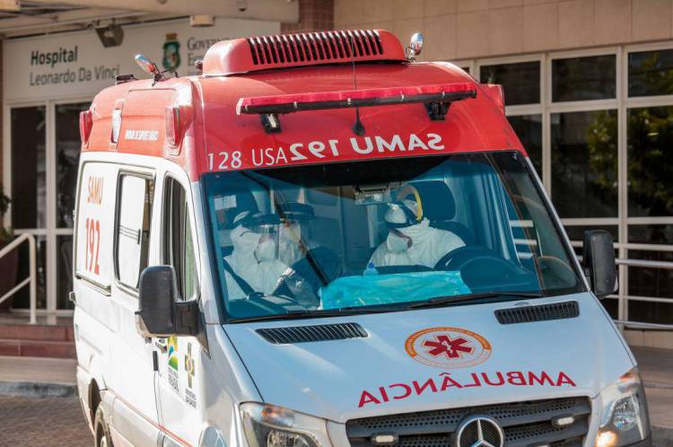 Ambulância em frente ao Hospital Leonardo da Vinci. Movimentação em frente ao hospital Leonardo da VInci. ( Foto: Júlio Caesar / O Povo)