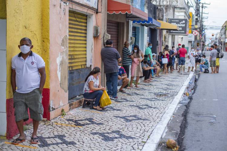 &Oacute;rg&atilde;os de assist&ecirc;ncia social poderiam trabalhar para que o aux&iacute;lio emergencial chegasse de forma mais &aacute;gil e sem aglomera&ccedil;&otilde;es.