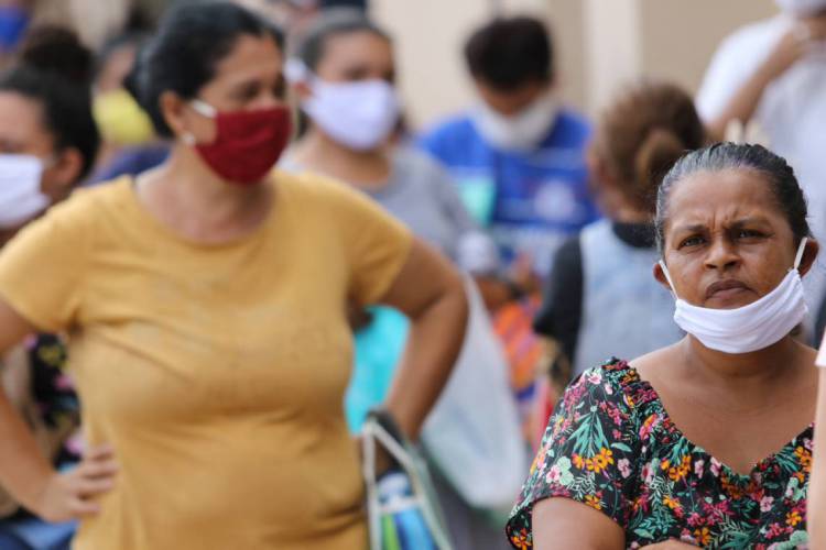 FORTALEZA, CE, BRASIL, 06.05.2020: Pessoas usam máscara de forma errada para proteção contra o Coronavírus.   (Fotos: Fabio Lima/O POVO)
