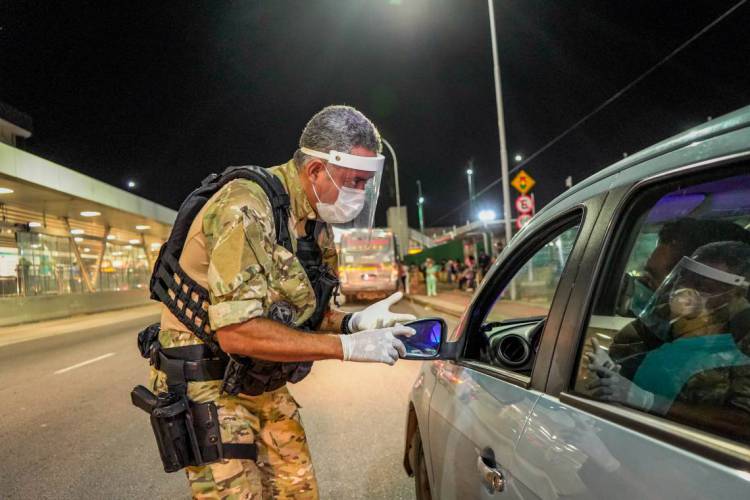 Al&eacute;m de responder &agrave;s ocorr&ecirc;ncias de aglomera&ccedil;&atilde;o e com&eacute;rcio irregular, agentes tamb&eacute;m abordaram mais de 60 mil ve&iacute;culos