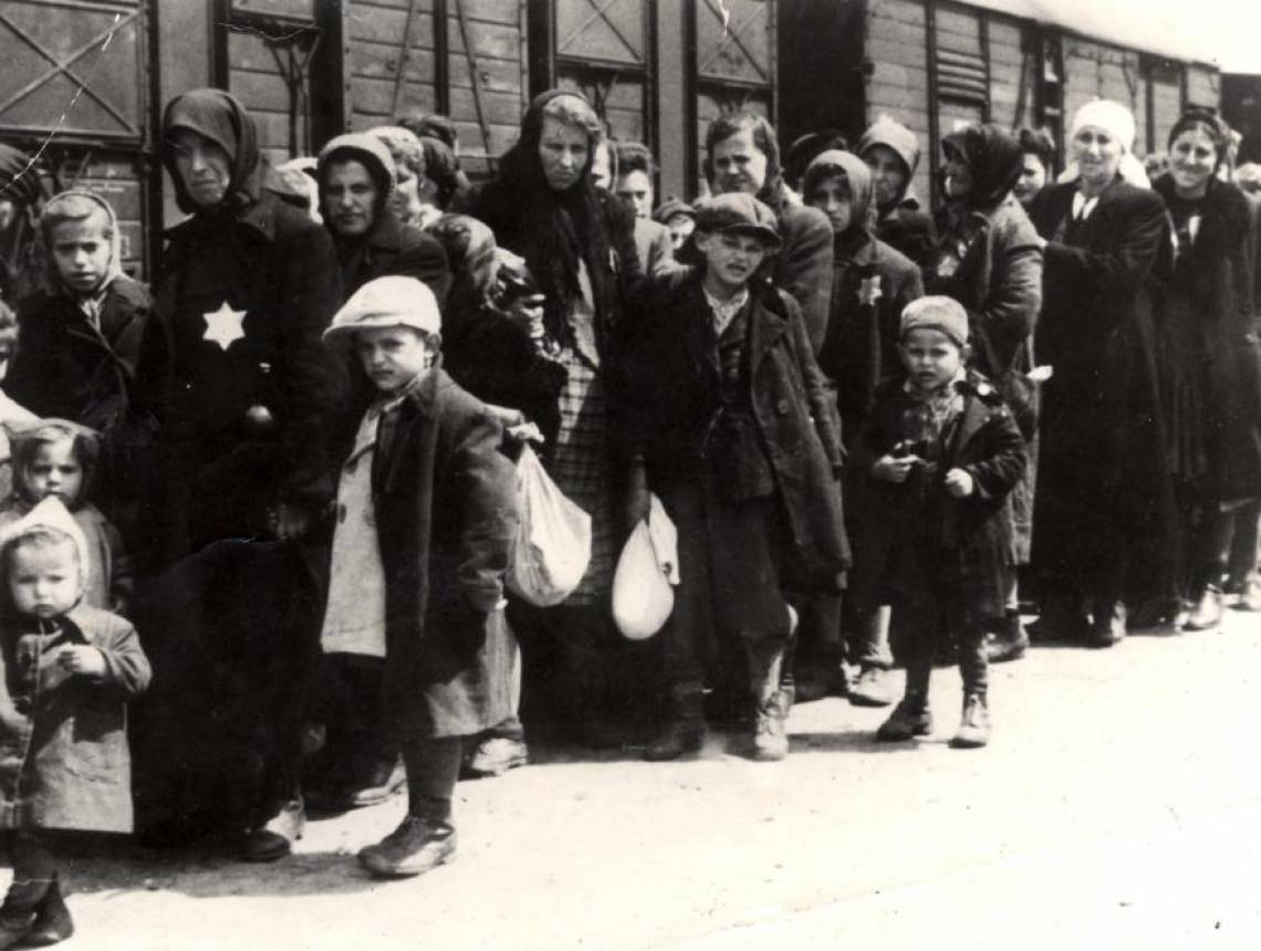 Em 2005, a Assembleia Geral das Nações Unidas determinou que o dia 27 de Janeiro seria o Dia Internacional em Memória das Vítimas do Holocausto, celebrado anualmente. Esta data foi escolhida por marcar o dia de 1945 em que o Exército Soviético libertou o maior campo de concentração nazi, Auschwitz-Birkenau, na Polônia(Foto: Yad vashem / Reprodução)