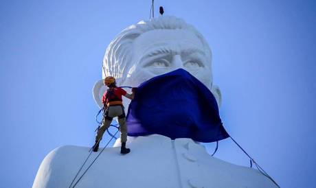 Juazeiro do Norte em 09 de maio de 2020, Imagem mostra a estatua de Padre Cicero, usando uma mascara azul devido ao coronavirus. (Foto Anderson Duarte/Especial para O Povo)