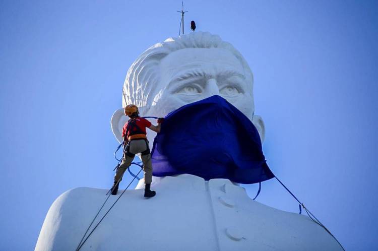 Juazeiro do Norte em 09 de maio de 2020, Imagem mostra a estatua de Padre Cicero, usando uma mascara azul devido ao coronavirus. (Foto Anderson Duarte/Especial para O Povo)