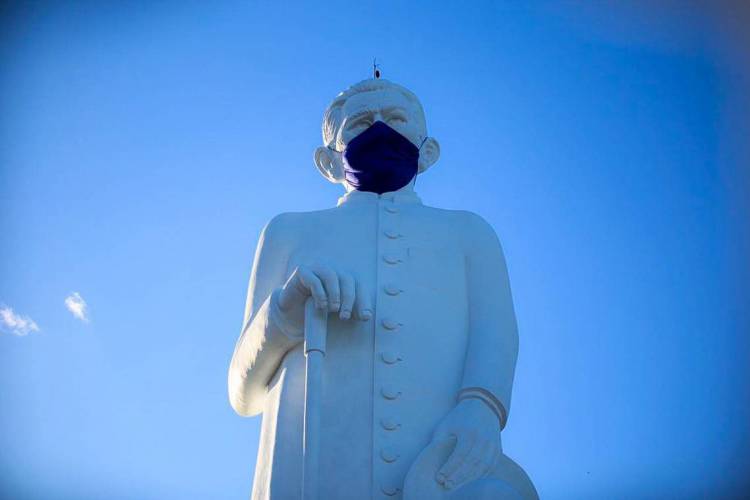 Juazeiro do Norte em 09 de maio de 2020, Imagem mostra a estatua de Padre Cicero, usando uma mascara azul devido ao coronavirus. Liderando os números de casos confirmados e óbitos entre os cinco municípios que apresentaram aumento, Juazeiro do Norte reforça a fiscalização (Foto: Anderson Duarte/Especial para O Povo)