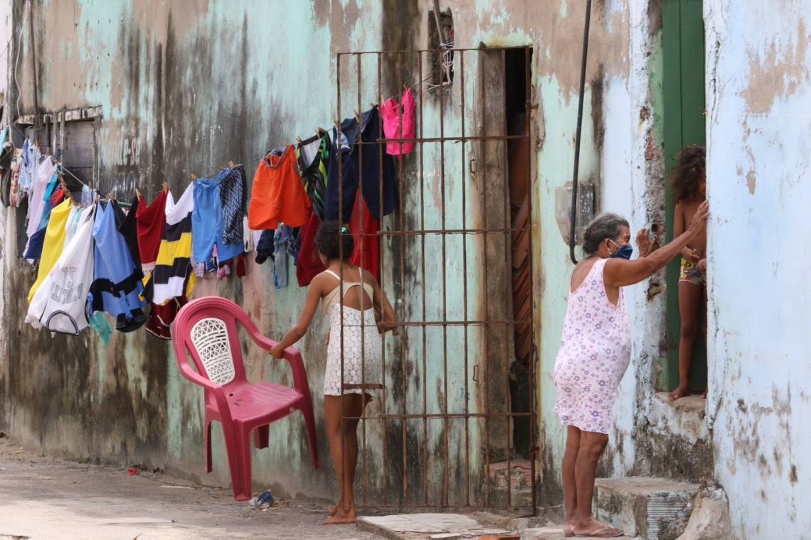 FORTALEZA, CE, BRASIL, 09.05.2020:  Adultos e crianças circulam pelas ruas do titanzinho/ Serviluz durante Lockdown .  (Fotos: Fabio Lima/O POVO) POL 11.05.2020 (Foto: Fabio Lima)