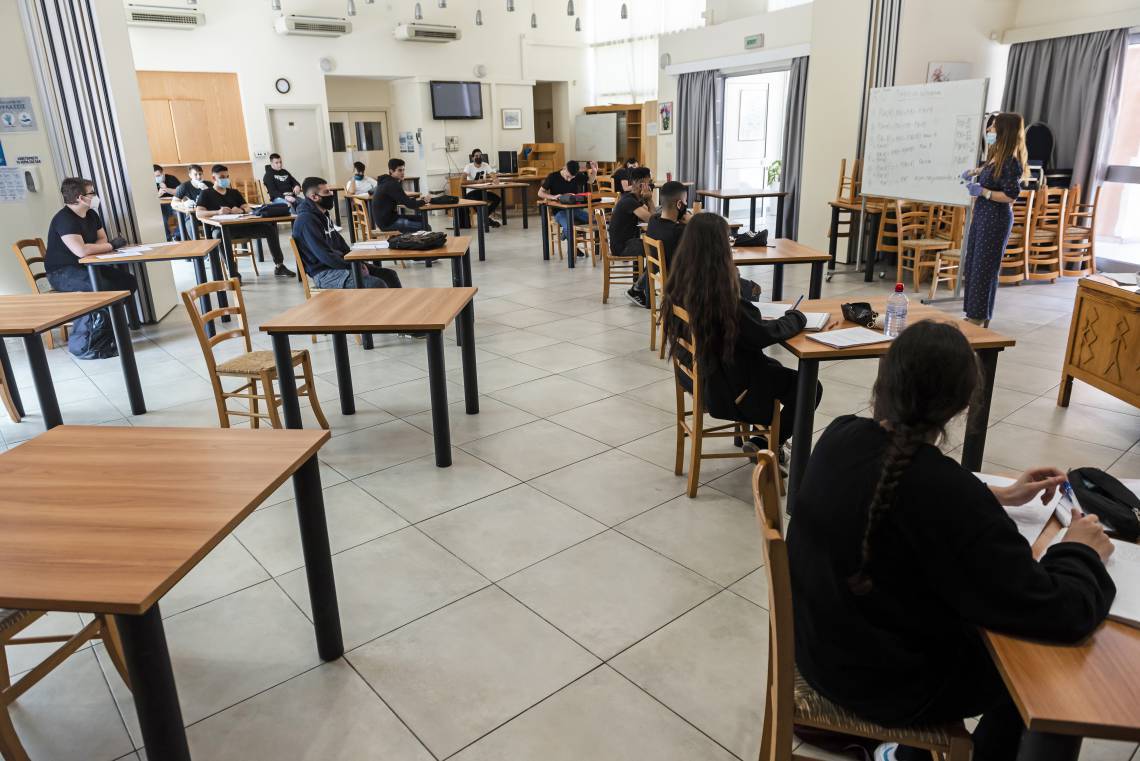 ￼ No mundo todo, volta às aulas é motivo de debates (Foto: Iakovos Hatzistavrou / AFP)
