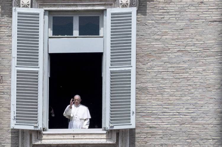 Pope Francis saúda de sua janela diante de uma praça São Pedro vazia