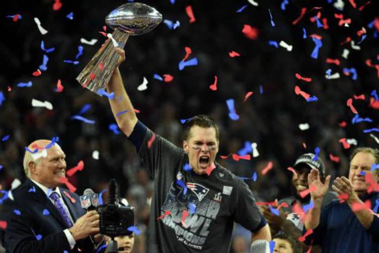 Tom Brady ergue o troféu da NFL ao lado de Roberto Kraft, dono do New England Patriots 