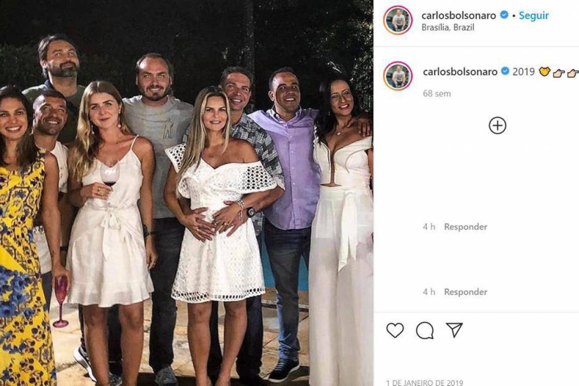 Na foto publicada por Carlos Bolsonaro, Alexandre Ramagem aparece ao lado, em um grupo de amigos 