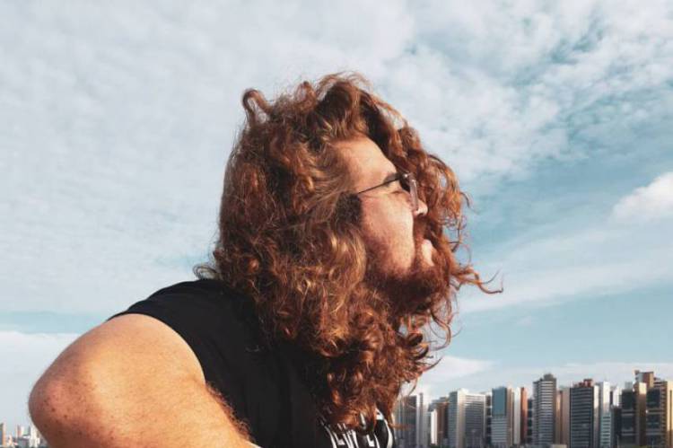 O cantor Caike Falcão se apresenta no domingo, 17