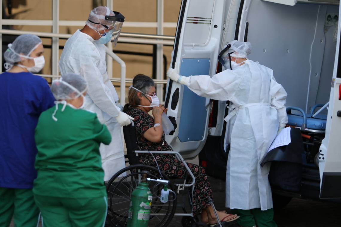 Paciente de Covid-19 chega ao hospital Leonardo Da Vinci, respirando com ajuda de aparelho  (Foto: Fabio Lima/O POVO) (Foto: Fabio Lima)