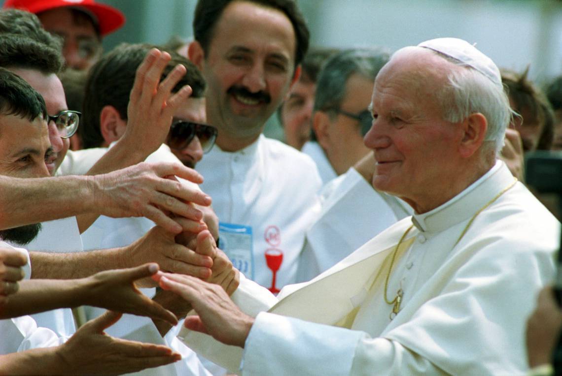 João Paulo II cumprimenta fieis em Campo Grande, no Mato Grosso do Sul, em 1991: segunda das três visitas que fez ao Brasil (Foto: WILSON PEDROSA/AE)