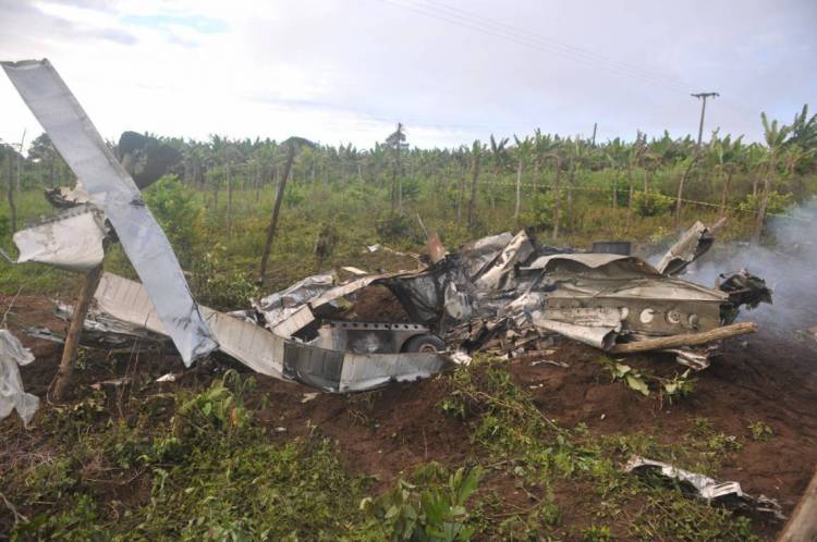 Destroços estão espalhados por área ampla em relação ao local do acidente.