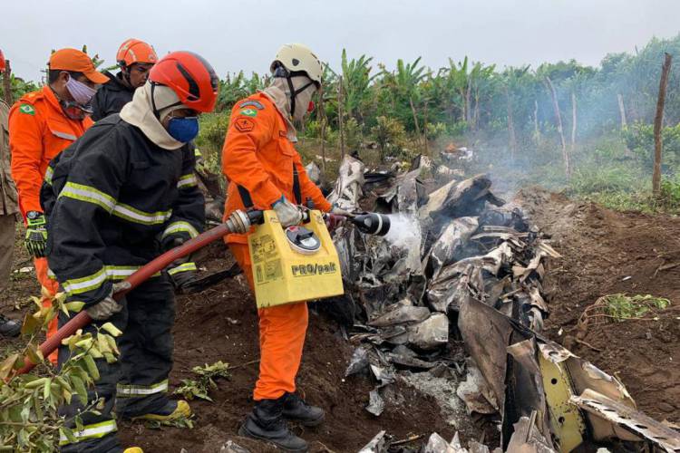 EQUIPE DE BUSCAS trabalharam ontem no local do acidente