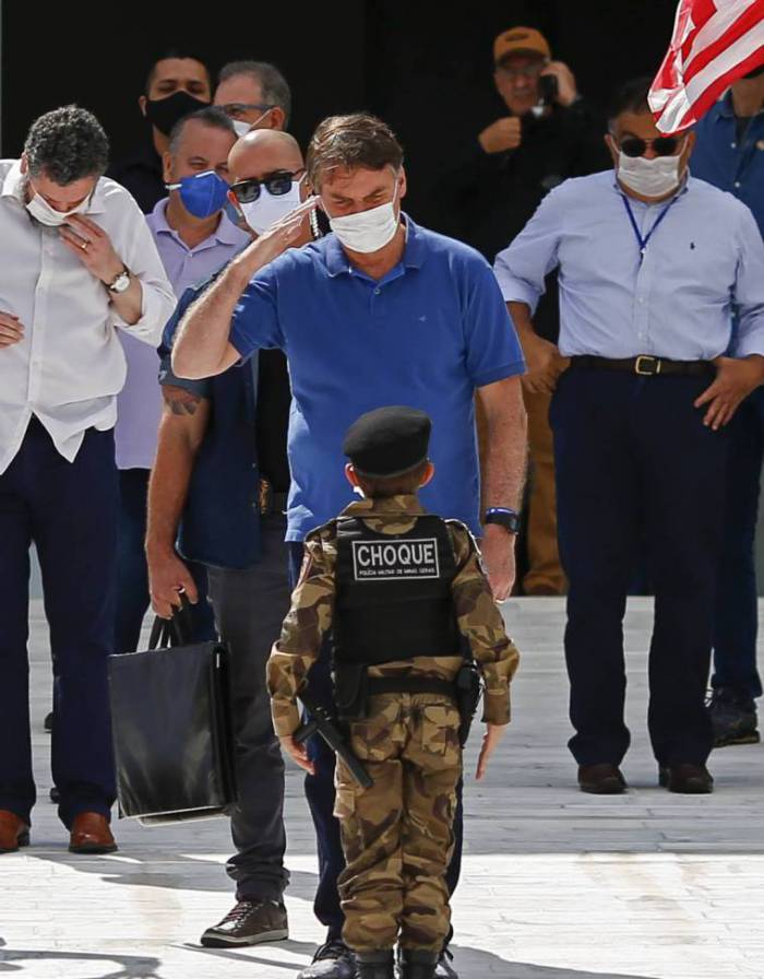O presidente brasileiro Jair Bolsonaro (saúda uma criança em traje militar durante uma manifestação em Brasília, em 17 de maio de 2020, em meio à nova pandemia de coronavírus (Foto: SÉRGIO LIMA / AFP)