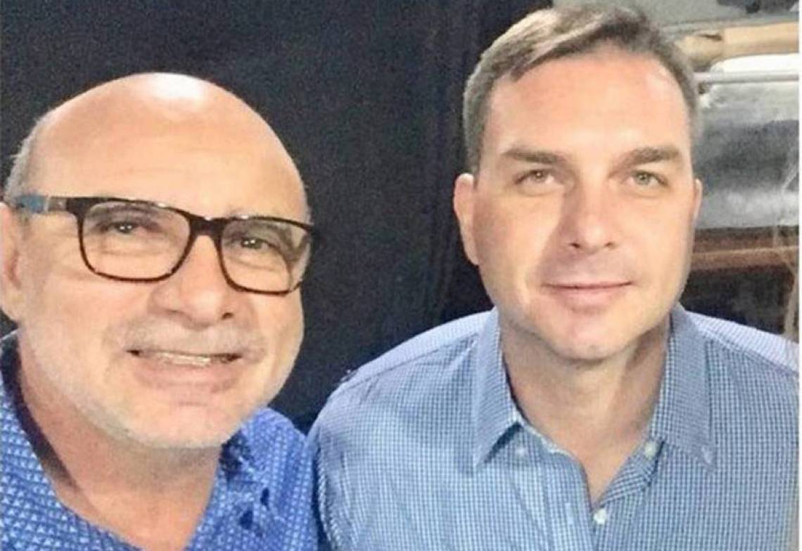 ￼Fabrício Queiroz, pivô do escândalo das "rachadinhas" e Flávio Bolsonaro (Foto: REPRODUÇÃO FACEBOOK)