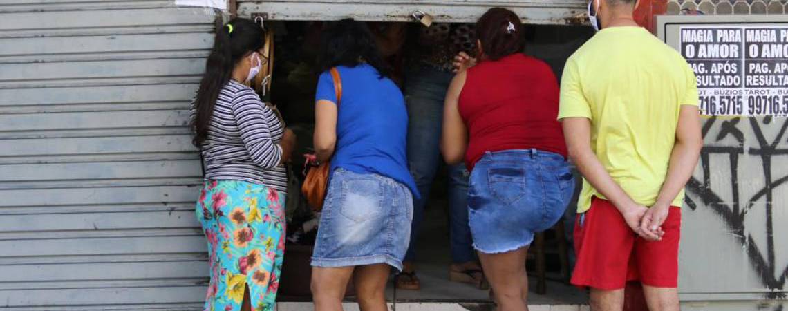 Comerciantes abrem metade das portas para que consumidores entrem mesmo durante lockdown em Fortaleza (18/05/2020)