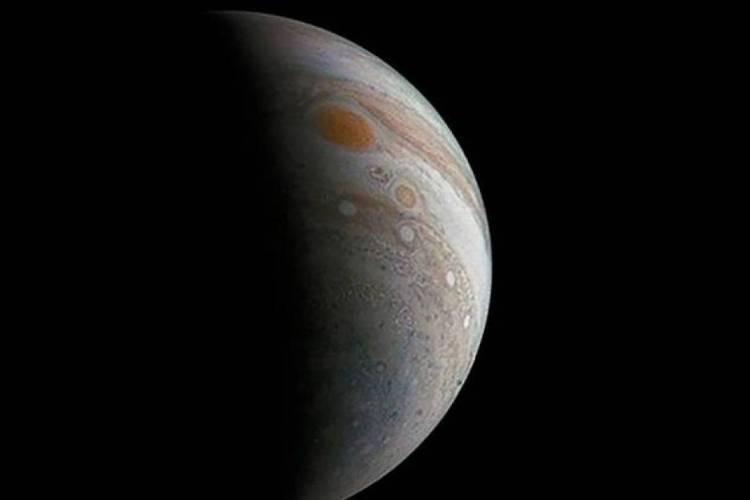 Plutão também estará próximo dos dois planetas, mas é preciso utilizar um telescópio para visualizar o ex-planeta. 