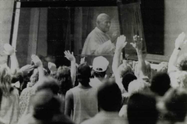 ￼POR onde o papamóvel passava, multidões de fieis tentatvam ver o pontífice