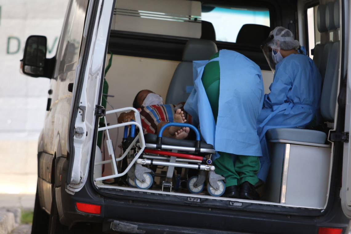 Paciente com Covid-19 chega ao hospital Leonardo da Vinci.  ( Fotos: Fabio Lima/O POVO) (Foto: FABIO LIMA)