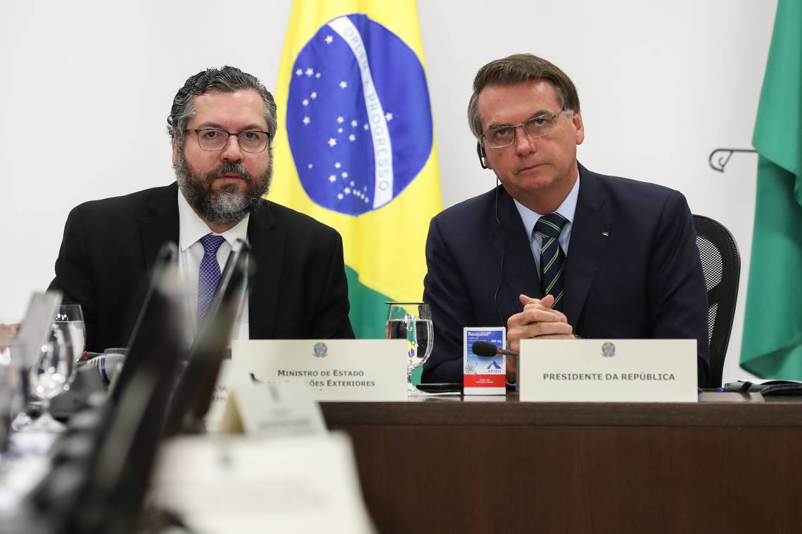 (Brasília - DF, 26/03/2020) Videoconferência dos líderes do G20. Em destaque o presidente Jair Bolsonaro, com uma caixa de remedio cloroquina. (Foto: Marcos Corrêa/PR) (Foto: Marcos Corrêa/PR)