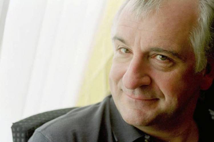 Douglas Adams, autor da saga do Guia do Mochileiro das Galáxias
