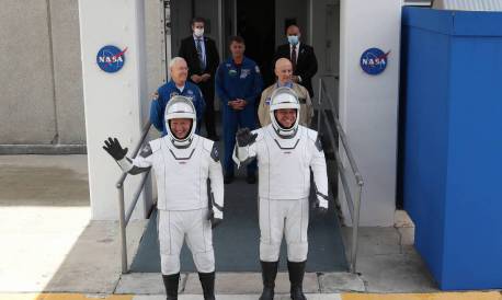 Os astronautas Bob Behnken (D) e Doug Hurley (E) a caminho do foguete SpaceX Falcon 