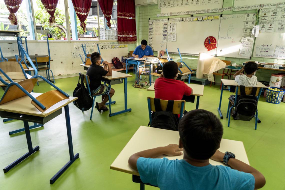￼SALA DE AULA NA ilha polinésia francesa do Taiti: salas de aula com carteiras distantes e uso obrigatório de máscaras (Foto: Suliane FAVENNEC / AFP)