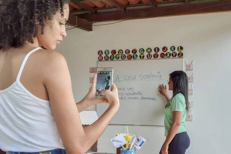 CRATO, CE, BRASIL, 28.05.2020:  Na foto Edv&acirc;nia Dias da Paix&atilde;o, professora, preparando aulas online para seus alunos da escola p&uacute;blica. (Produ&ccedil;&atilde;o Fco Fontenele e Fotos de L&iacute;via Sousa)
