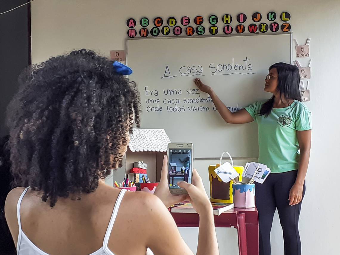 ￼EDVÂNIA Dias da Paixão, professora de Santana do Cariri, adapta conteúdo em vídeos curtos que são enviados às famílias (Foto: Lívia Sousa/Especial para O POVO)