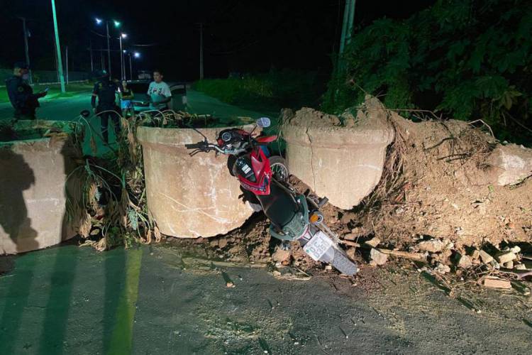 O acidente de moto aconteceu por volta das 20h no bairro Alto Guaramiranga, principal entrada de Canindé (Foto: WHATSAPP O POVO)